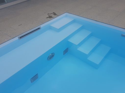 System Schwimmbecken in eisblau mit Luftsprudelbank an der Treppe Valencia