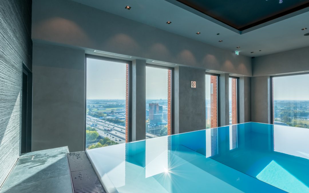 Endloser Badespaß mit Aussicht – Infinity Pool über Utrecht