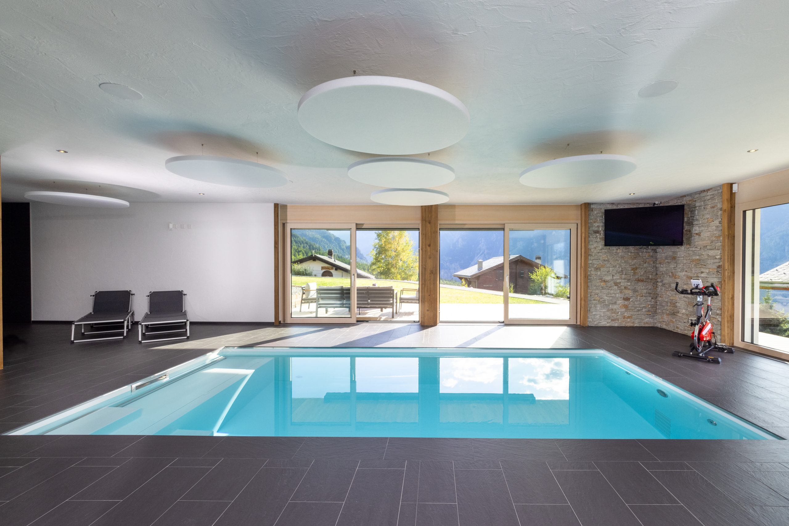 Hallenschwimmbad mit einem System Schwimmbecken in der Region Zermatt