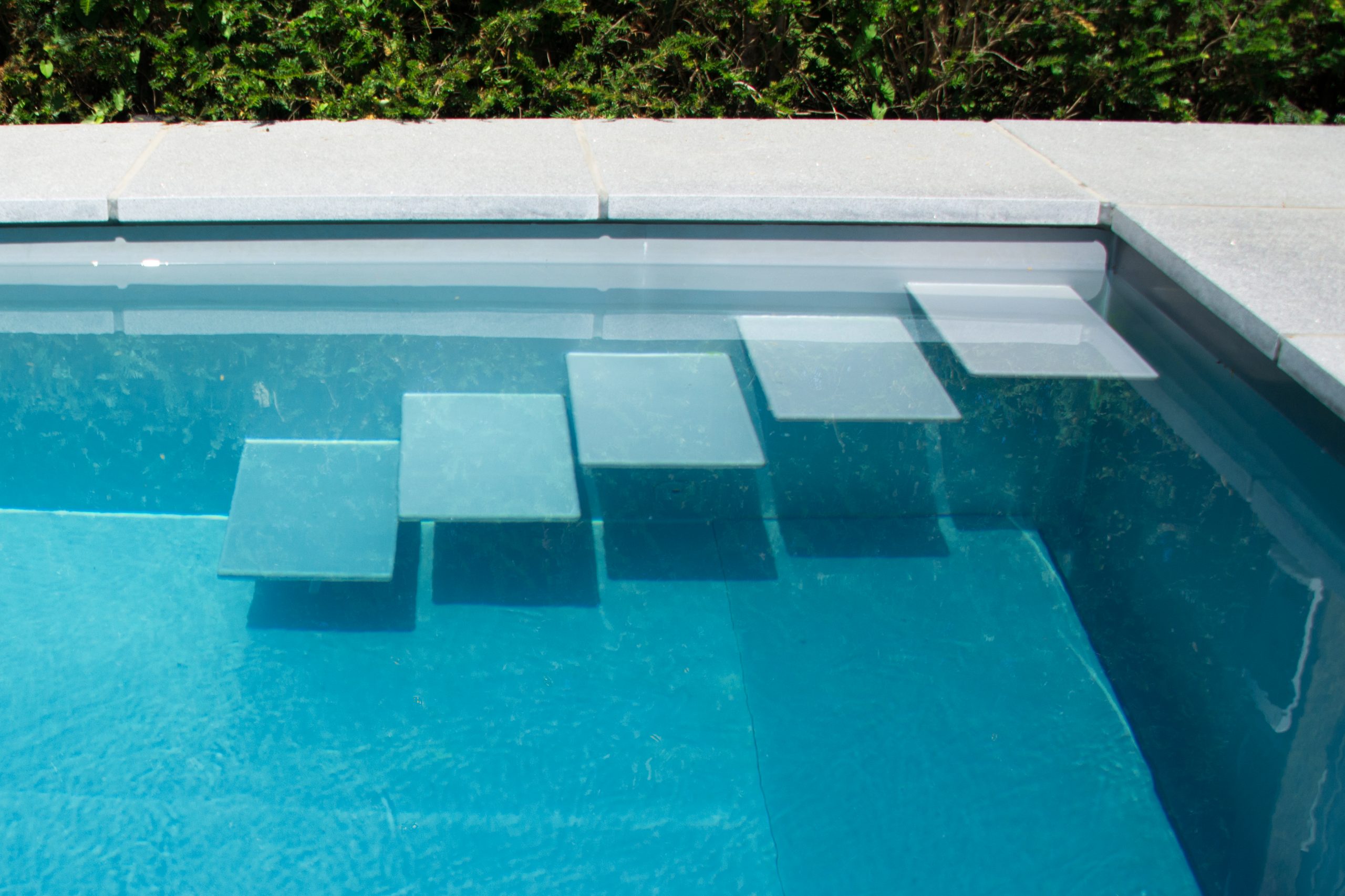 System Schwimmbecken mit schwebenden Stufen zum Beispiel mit Luftsprudel