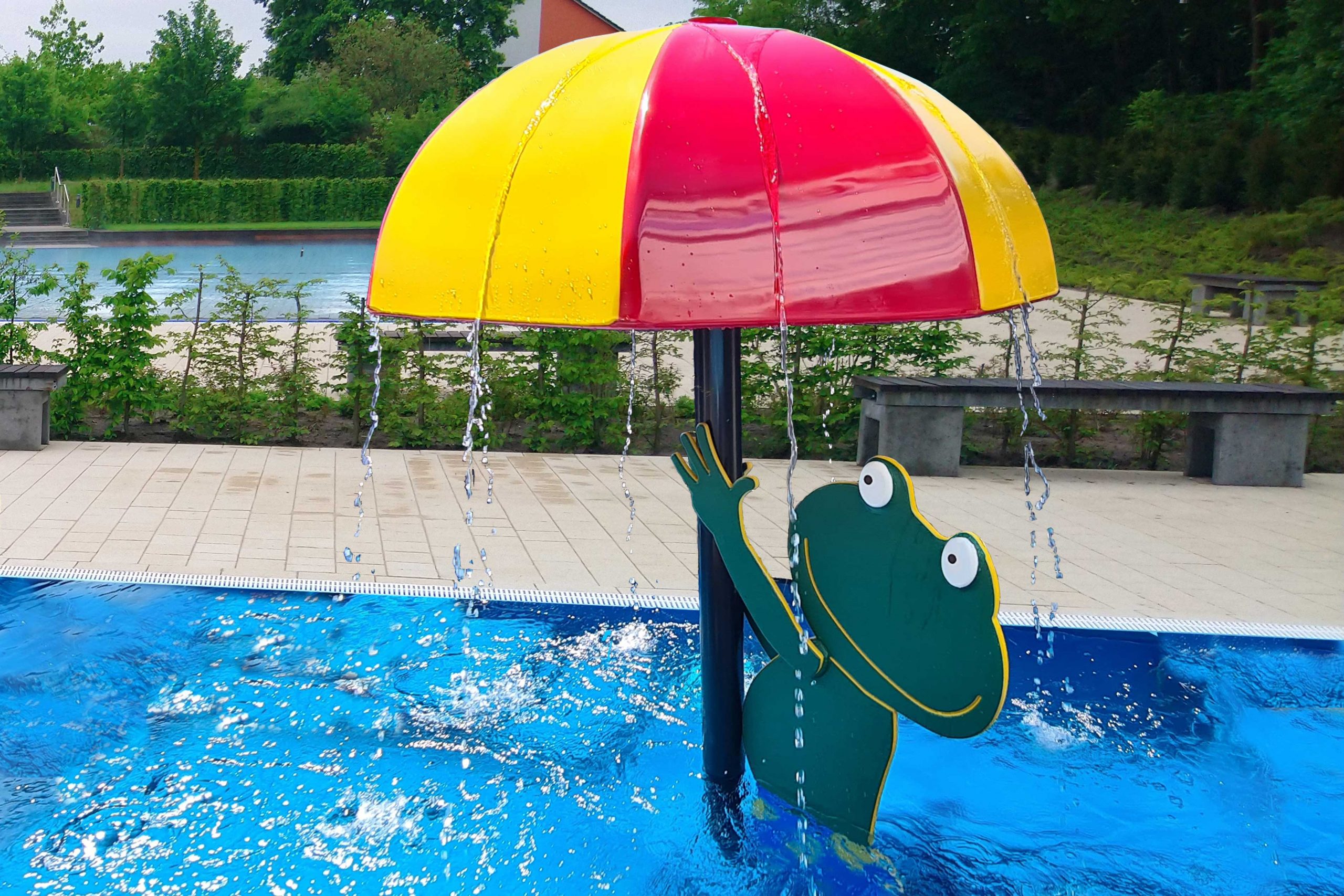 Ein Wasserpilz als Regen- Sonnenschirm und Froschmotiv für den Veltmann Seerosenteich