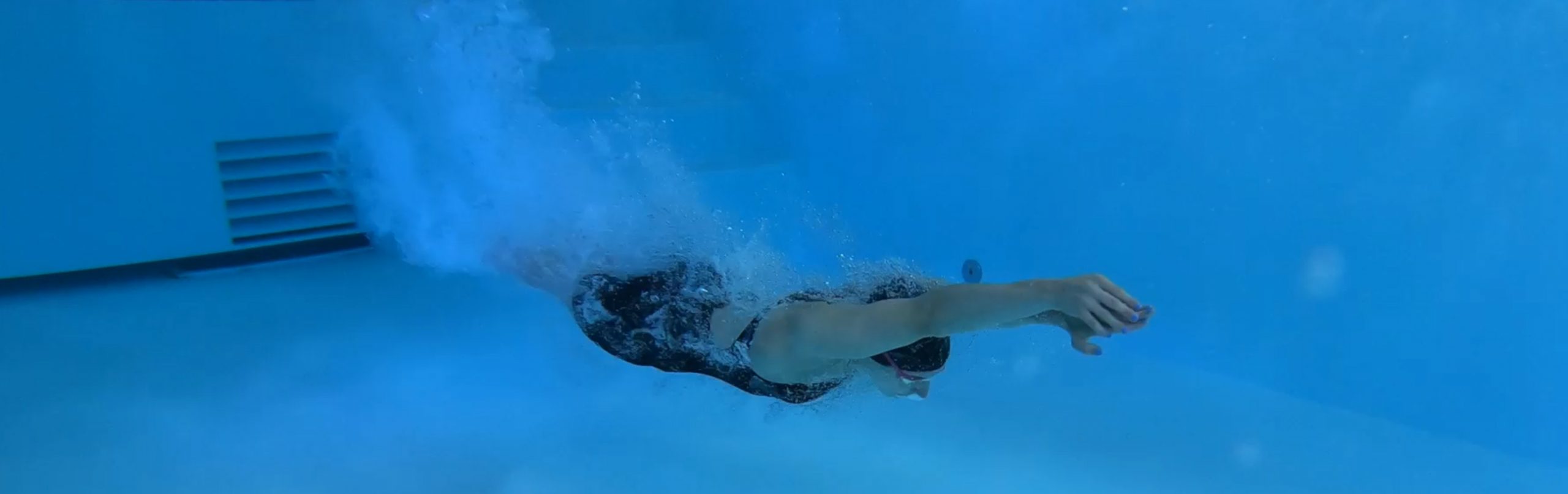 Kopfspung Leistungsschwimmer im Strom der Swim-Speed