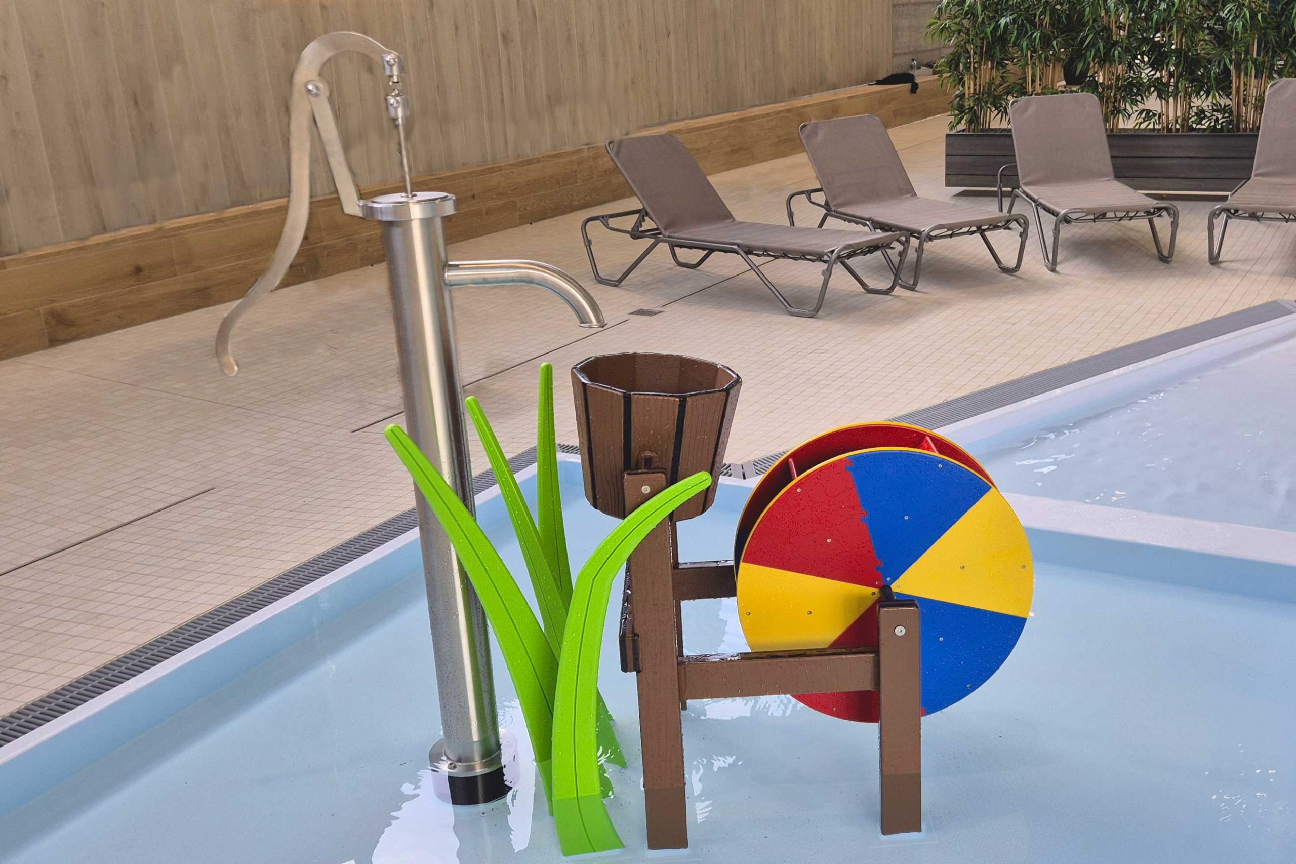 Kippeimer mit Wasserrad, befüllt per Schwengelpumpe im Kinderbecken