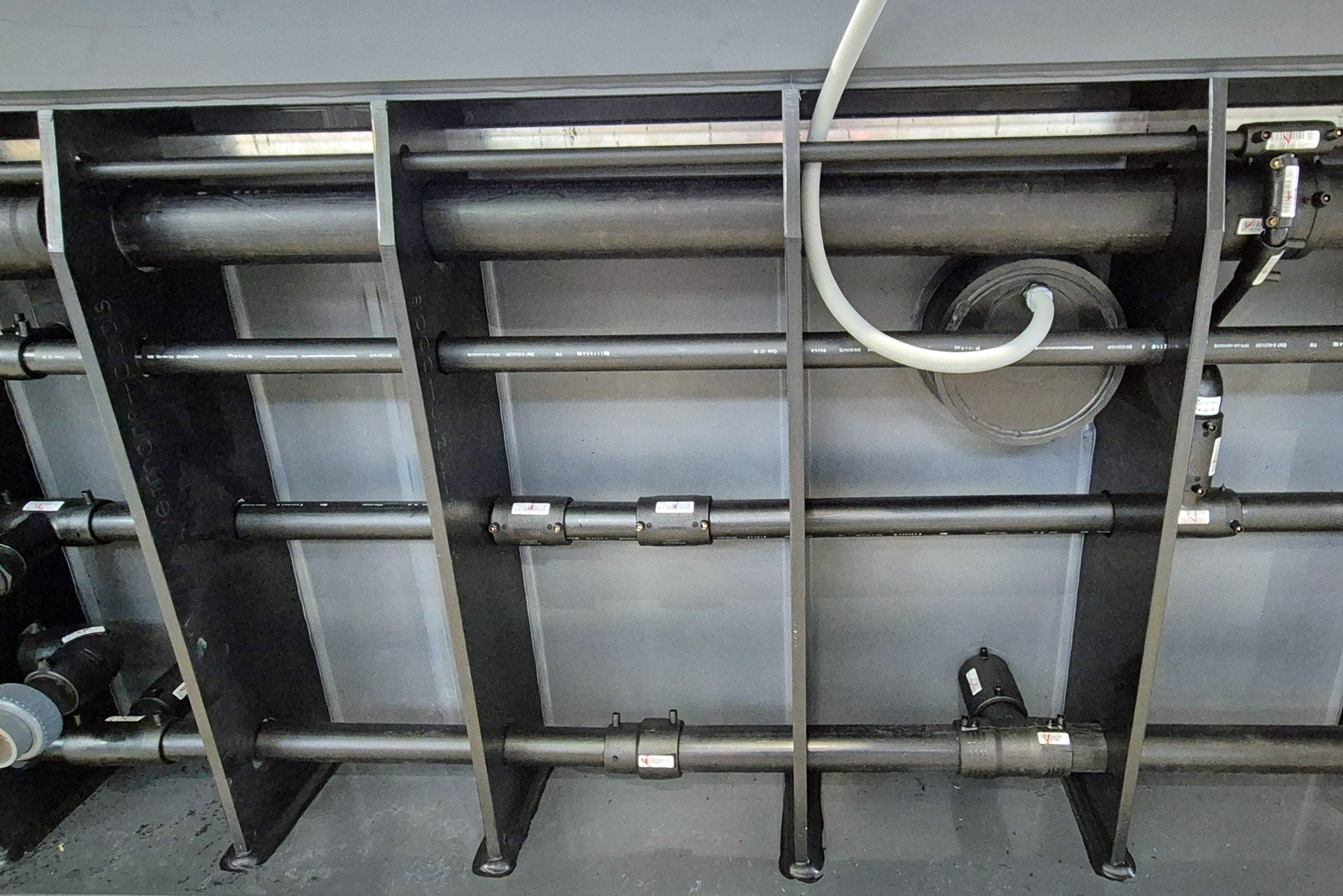 Einbauteile, Rohre und Pool aus FPO